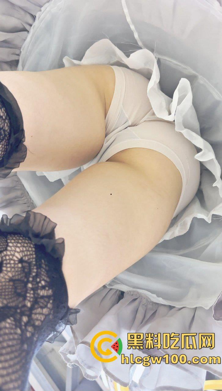 漫展抄底多名可爱学生妹，竟连内裤都不穿，阴毛浓密的骚穴暴漏在外，外表甜美可爱实则淫荡反差  第3张