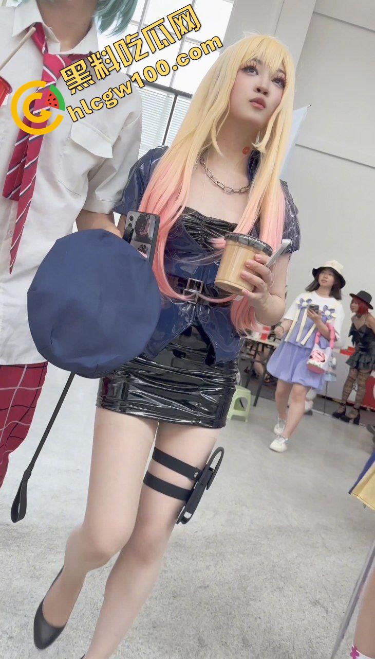 漫展抄底多名可爱学生妹，竟连内裤都不穿，阴毛浓密的骚穴暴漏在外，外表甜美可爱实则淫荡反差  第5张