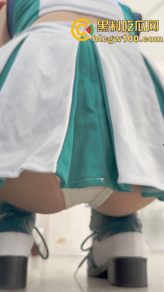 漫展抄底多名可爱学生妹，竟连内裤都不穿，阴毛浓密的骚穴暴漏在外，外表甜美可爱实则淫荡反差  第8张