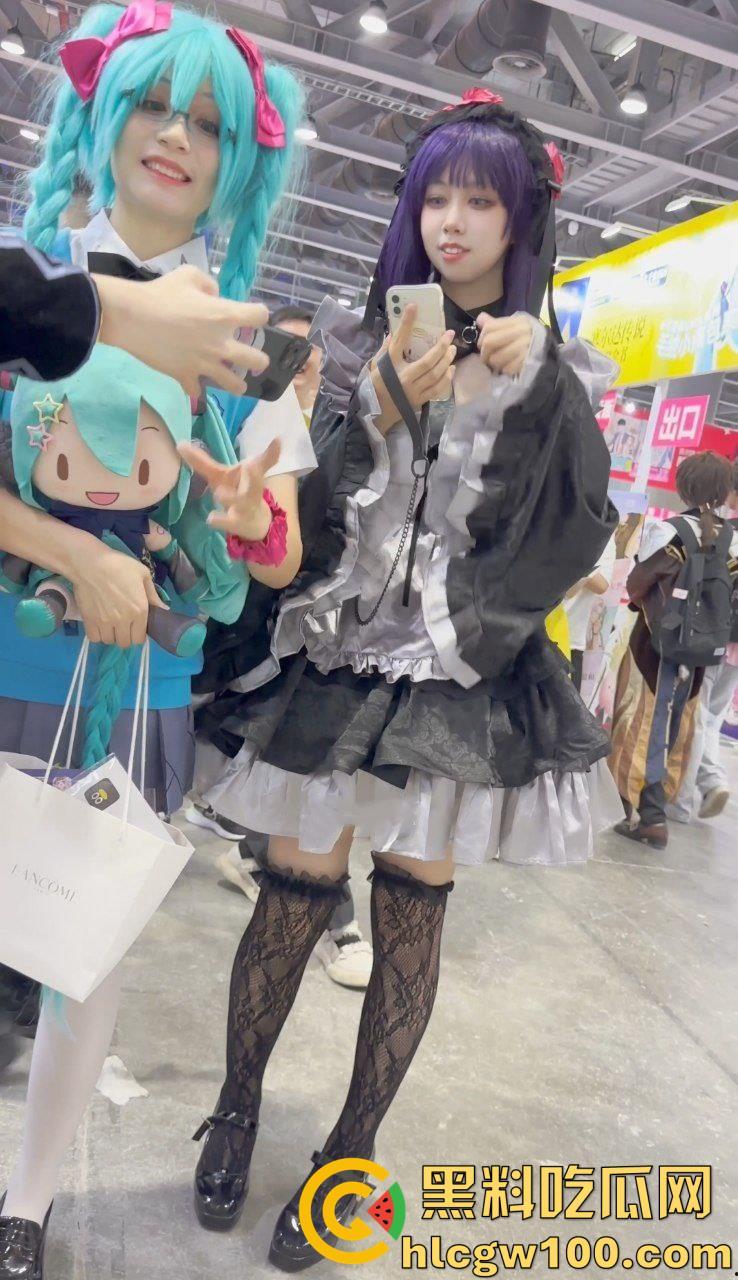 漫展抄底多名可爱学生妹，竟连内裤都不穿，阴毛浓密的骚穴暴漏在外，外表甜美可爱实则淫荡反差  第10张