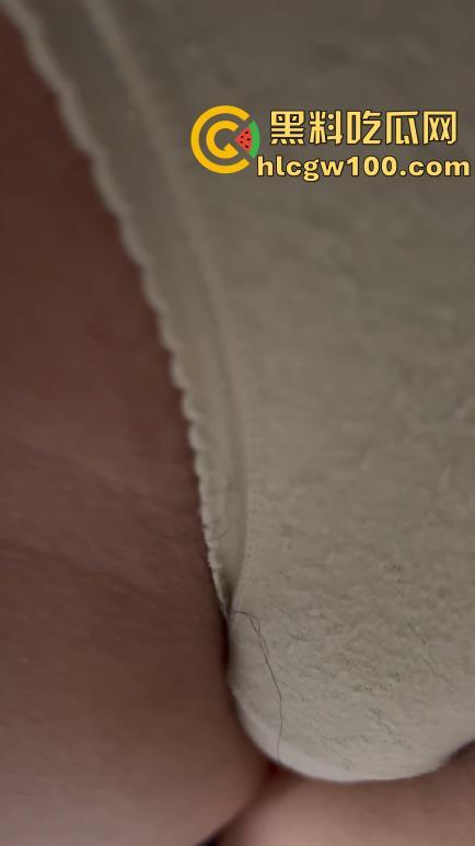 漫展抄底多名可爱学生妹，竟连内裤都不穿，阴毛浓密的骚穴暴漏在外，外表甜美可爱实则淫荡反差  第11张