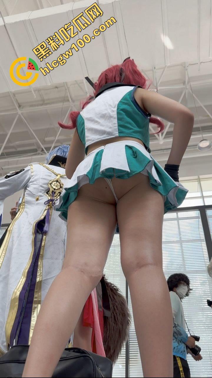 漫展抄底多名可爱学生妹，竟连内裤都不穿，阴毛浓密的骚穴暴漏在外，外表甜美可爱实则淫荡反差  第12张