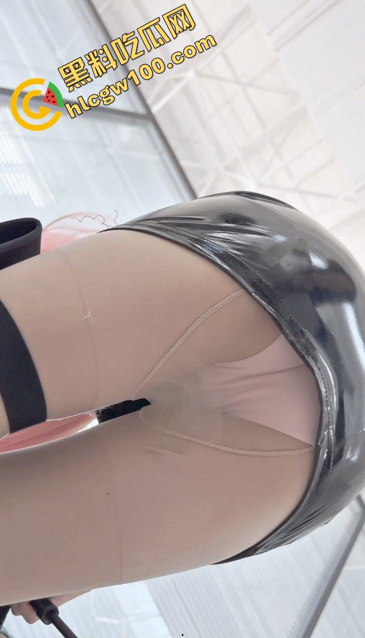 漫展抄底多名可爱学生妹，竟连内裤都不穿，阴毛浓密的骚穴暴漏在外，外表甜美可爱实则淫荡反差  第13张