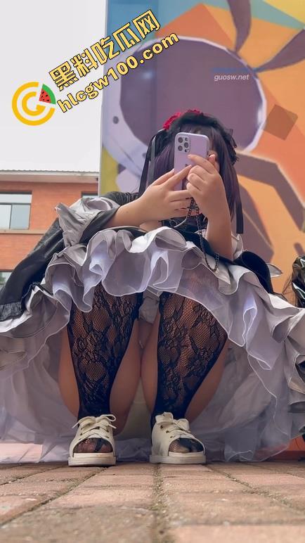 漫展抄底多名可爱学生妹，竟连内裤都不穿，阴毛浓密的骚穴暴漏在外，外表甜美可爱实则淫荡反差  第15张