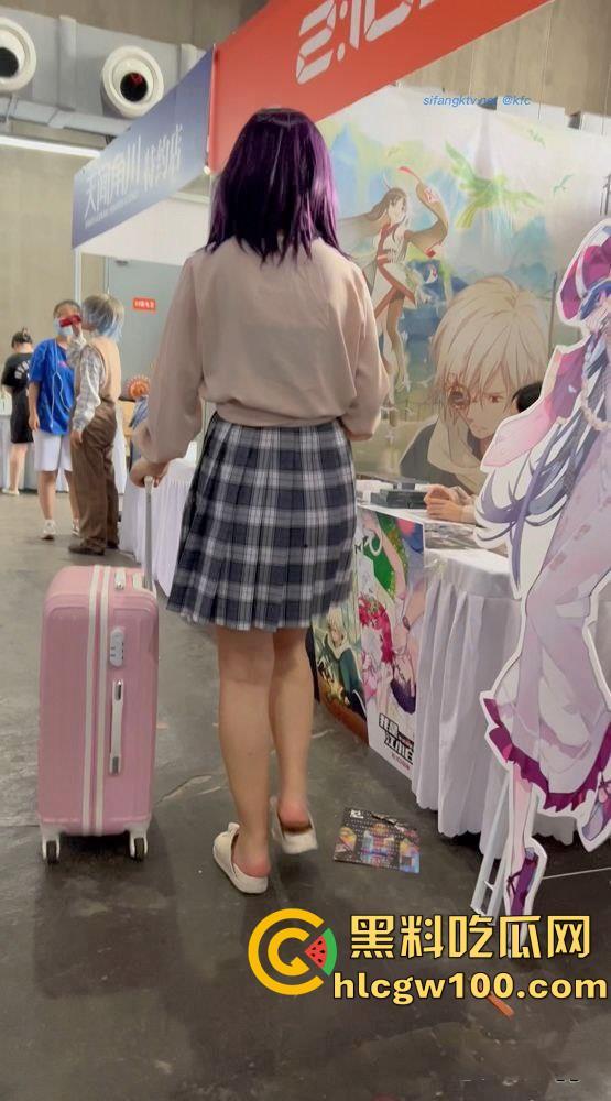 漫展抄底多名可爱学生妹，竟连内裤都不穿，阴毛浓密的骚穴暴漏在外，外表甜美可爱实则淫荡反差  第17张