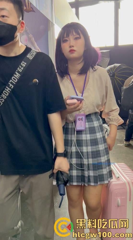 漫展抄底多名可爱学生妹，竟连内裤都不穿，阴毛浓密的骚穴暴漏在外，外表甜美可爱实则淫荡反差  第18张