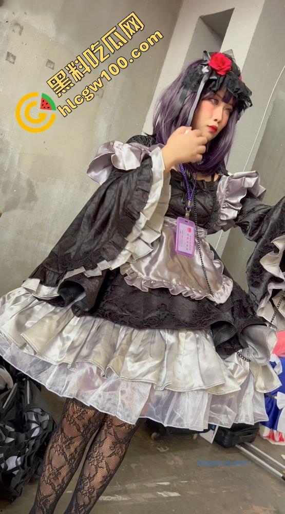 漫展抄底多名可爱学生妹，竟连内裤都不穿，阴毛浓密的骚穴暴漏在外，外表甜美可爱实则淫荡反差  第20张