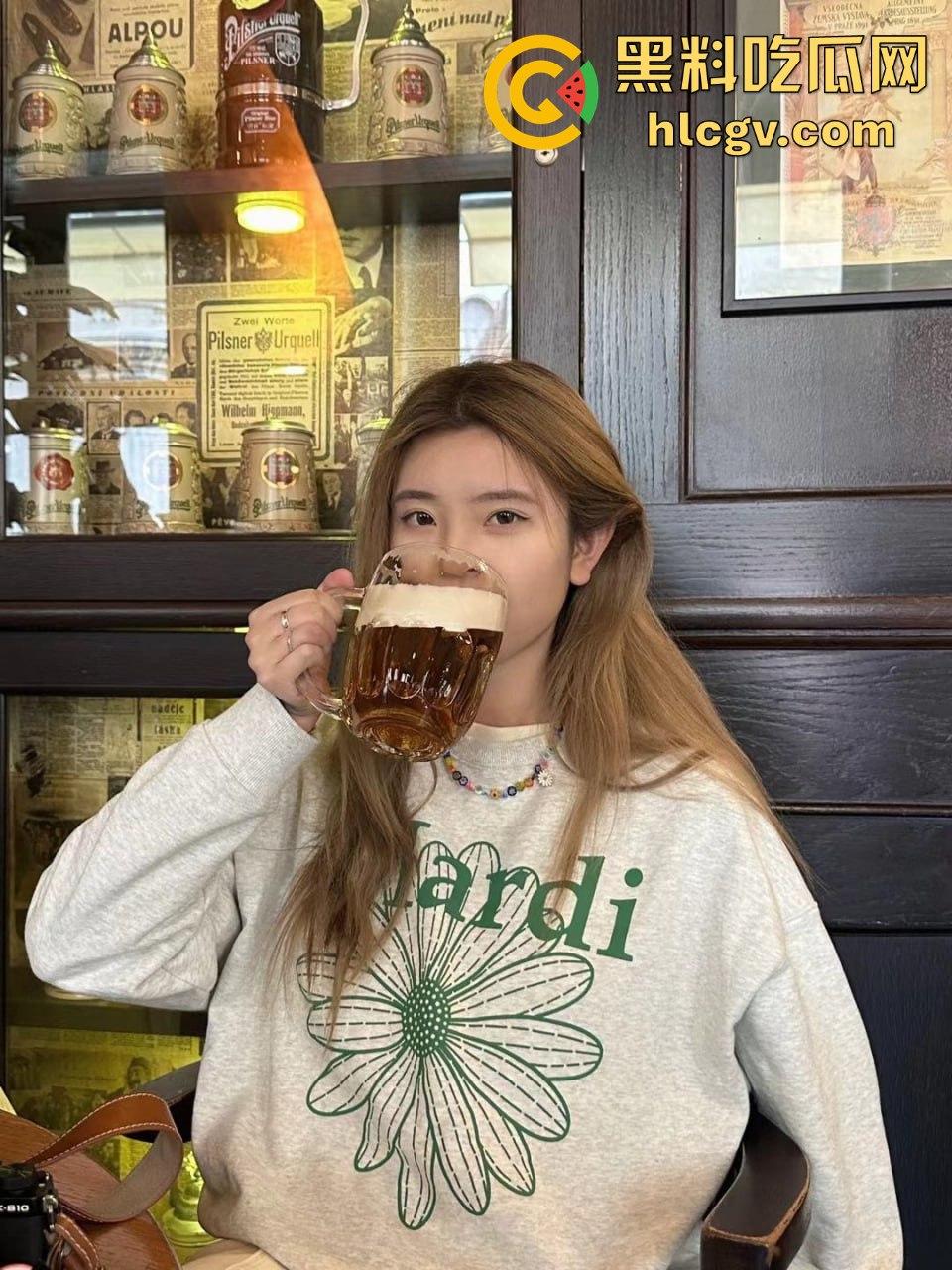 武汉大学极品学生妹【张丽娜】被富二代包养！白嫩翘臀骚劲十足，妥妥的豪门肉便器！  第4张