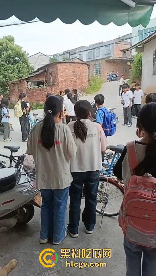 江西赣州某中学学生打群架！围观群众成了吃瓜看戏团场面火爆！  第1张