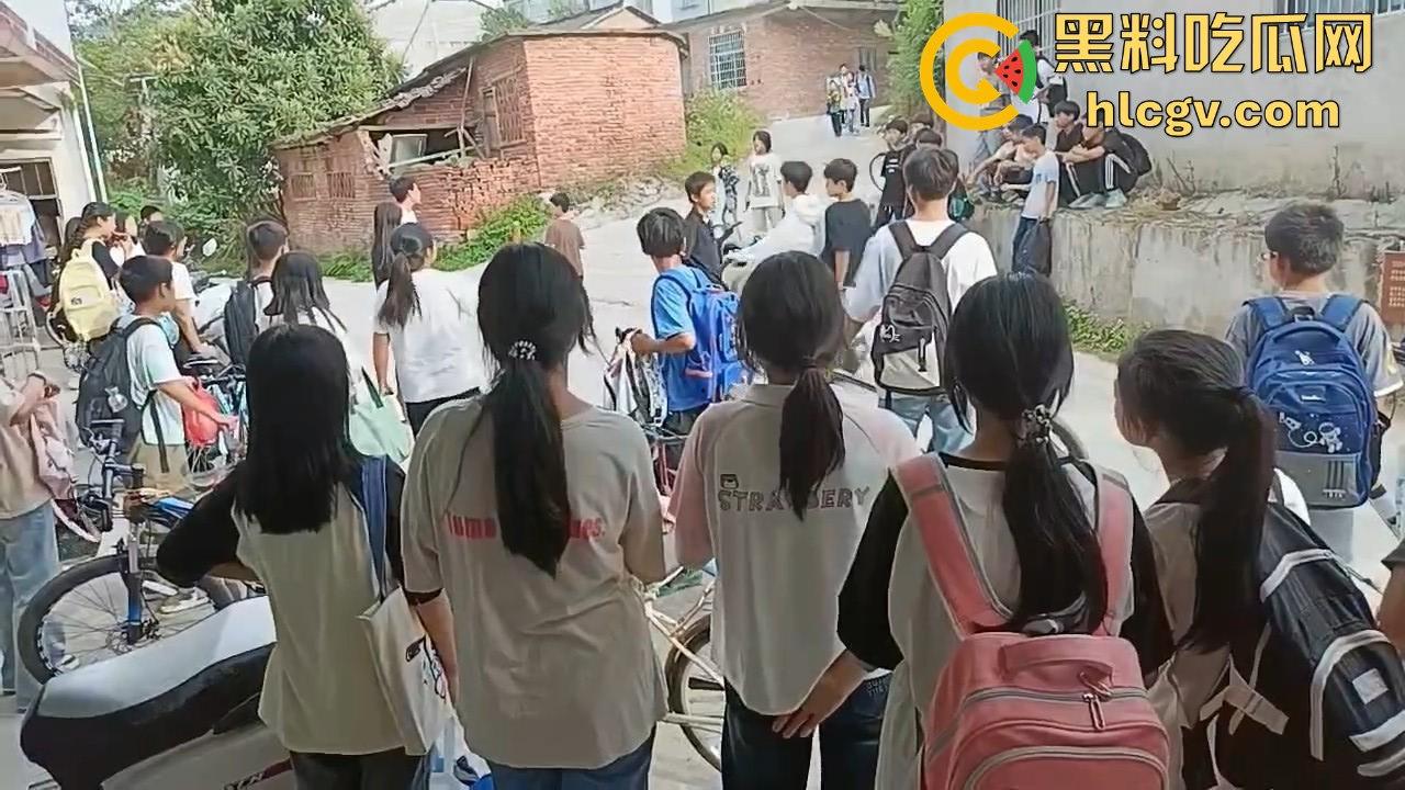 江西赣州某中学学生打群架！围观群众成了吃瓜看戏团场面火爆！  第2张