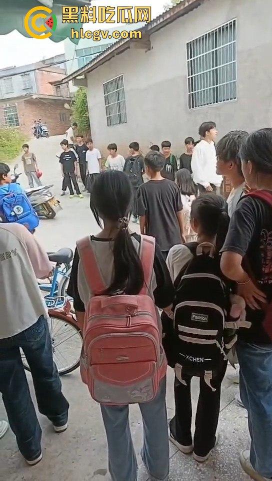 江西赣州某中学学生打群架！围观群众成了吃瓜看戏团场面火爆！  第5张