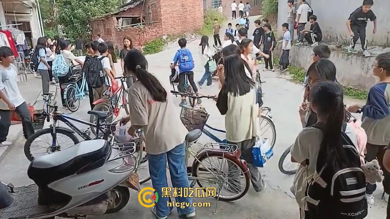 江西赣州某中学学生打群架！围观群众成了吃瓜看戏团场面火爆！  第8张