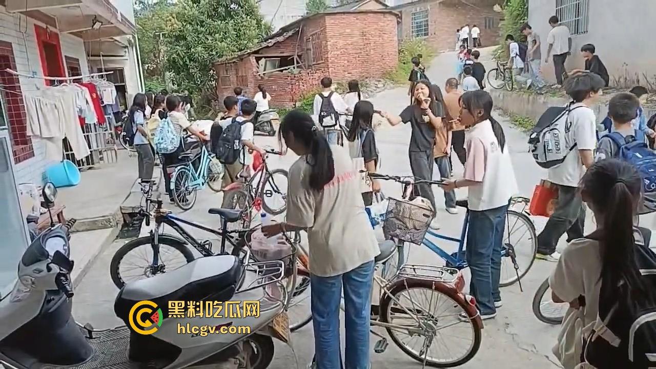 江西赣州某中学学生打群架！围观群众成了吃瓜看戏团场面火爆！  第9张