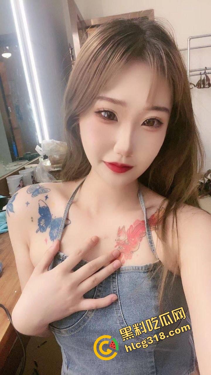 江苏理工大舌钉纹身女大生『宋婧妍』私密调教视频疯传，双手捆绑跪地持皮鞭，后入爆操深喉口交！  第5张