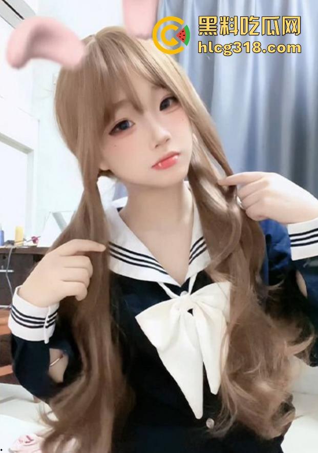 情窦初开的妹妹在房间内发情自慰，半掩房门勾引，我别无选择，只能亲自帮助扑灭火焰！  第2张