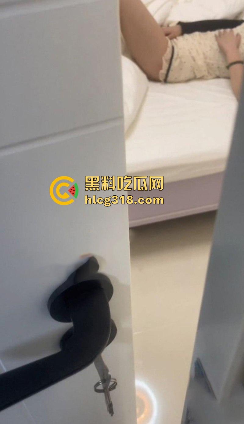 情窦初开的妹妹在房间内发情自慰，半掩房门勾引，我别无选择，只能亲自帮助扑灭火焰！  第6张