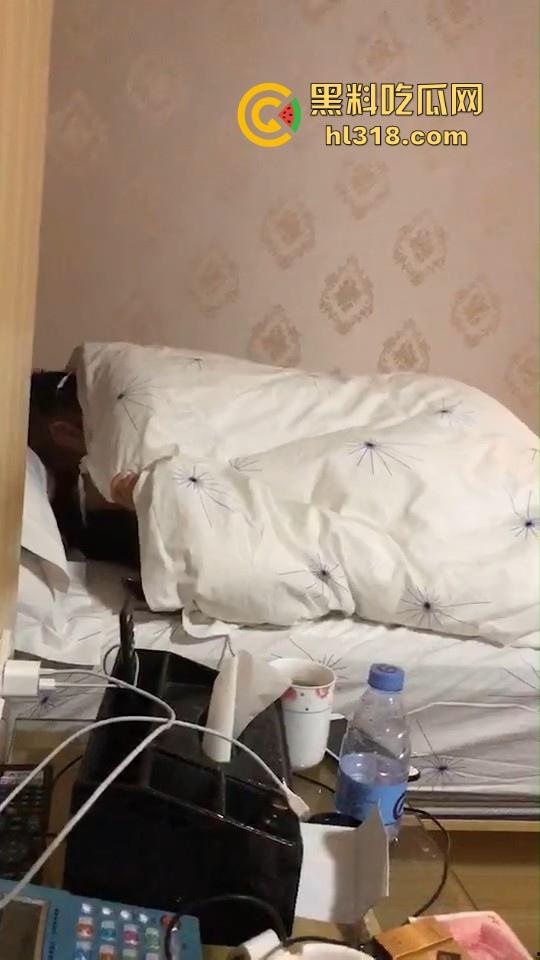 深夜兄弟怒干精神小妹，在旁的我只能眼巴巴的看着，同在一个屋檐下兄弟要不让我也操一下！  第3张