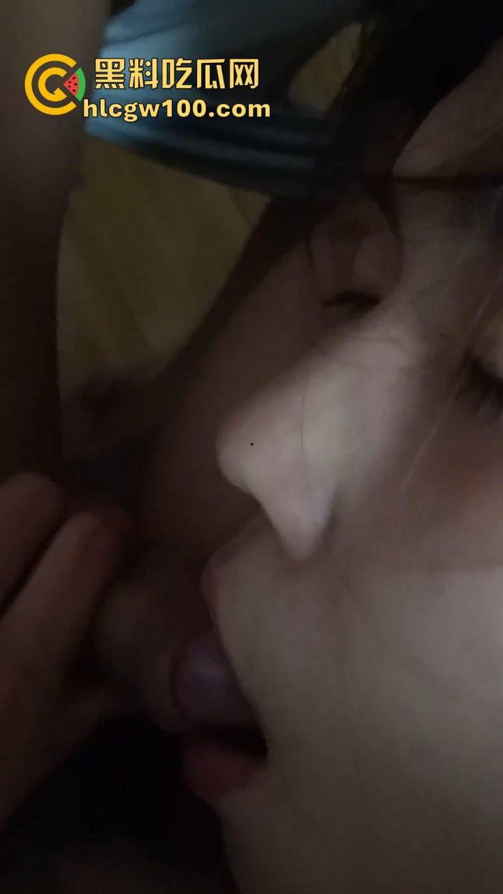 兰州大学反差母狗【李妍柔】调教视频曝光，调教成了吃鸡好手 鸡巴套子，内容劲爆！！  第15张