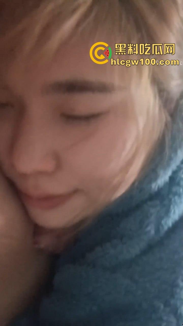 兰州大学反差母狗【李妍柔】调教视频曝光，调教成了吃鸡好手 鸡巴套子，内容劲爆！！  第18张