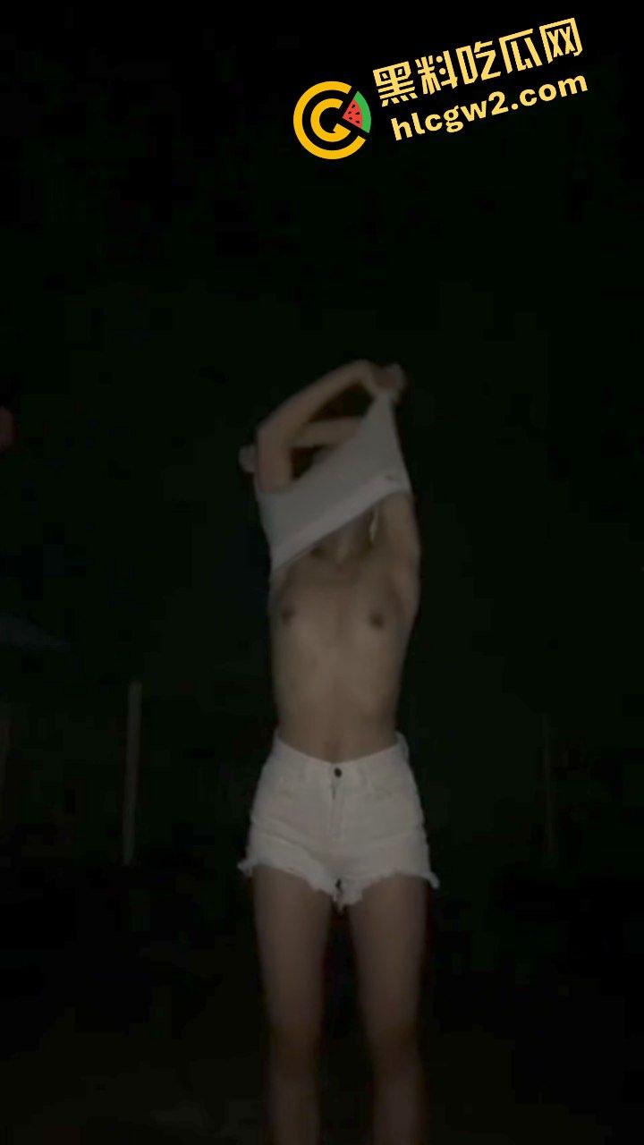 桂林农村寡妇骚鸡『张丹媛』没男人在家发骚 露出尿裤子爬行！独家流出！  第5张