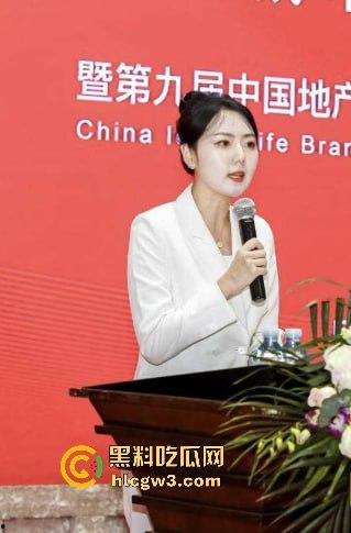 65岁绿地董事长『张玉良』KTV裸嗨，鸡巴细得像牙签骚女争抢舔，酒店女秘书被老头干到腿软精液满脸！  第16张