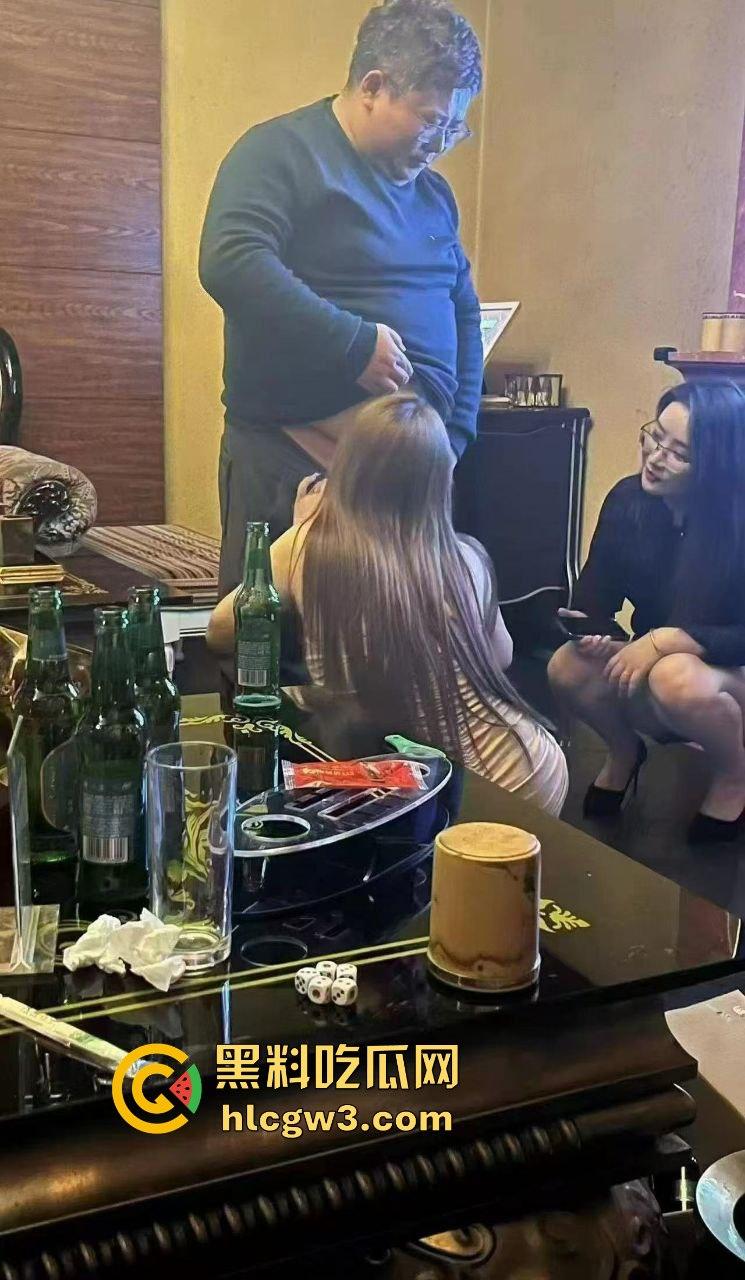 65岁绿地董事长『张玉良』KTV裸嗨，鸡巴细得像牙签骚女争抢舔，酒店女秘书被老头干到腿软精液满脸！  第18张