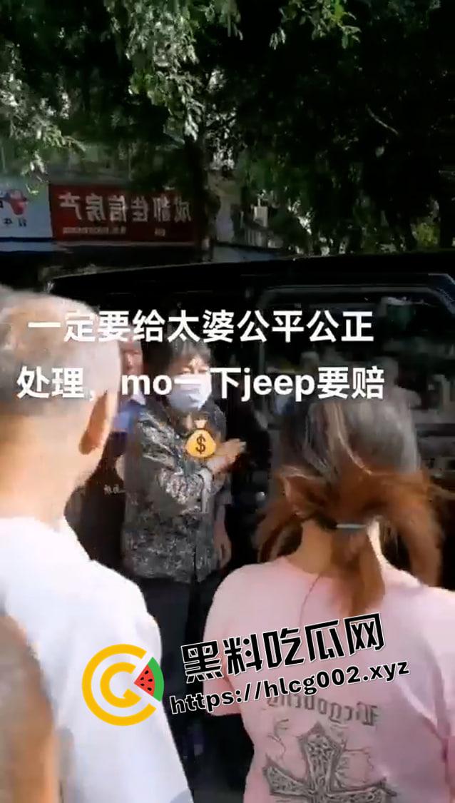 成都成化区吉普车被摸事件！小伙摸车一下被讹一万还被警察抓走 围观群众包围警察讨要说法 现场完整视频  第3张