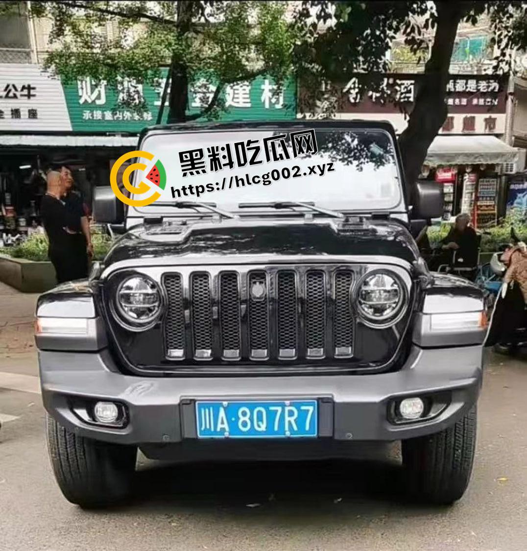 成都成化区吉普车被摸事件！小伙摸车一下被讹一万还被警察抓走 围观群众包围警察讨要说法 现场完整视频  第4张