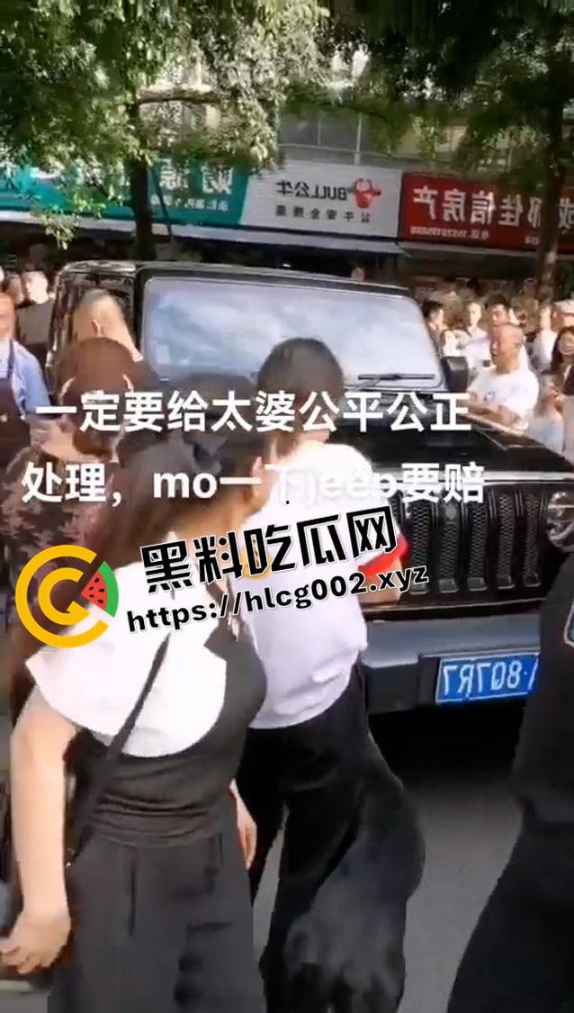 成都成化区吉普车被摸事件！小伙摸车一下被讹一万还被警察抓走 围观群众包围警察讨要说法 现场完整视频  第7张