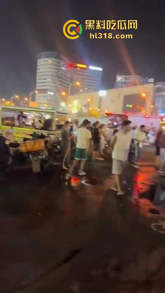 成都双流交叉路口爆发严重交通事故，小轿车猛冲摆摊夜市人群，1死4伤，严重怀疑是报复社会的！  第2张