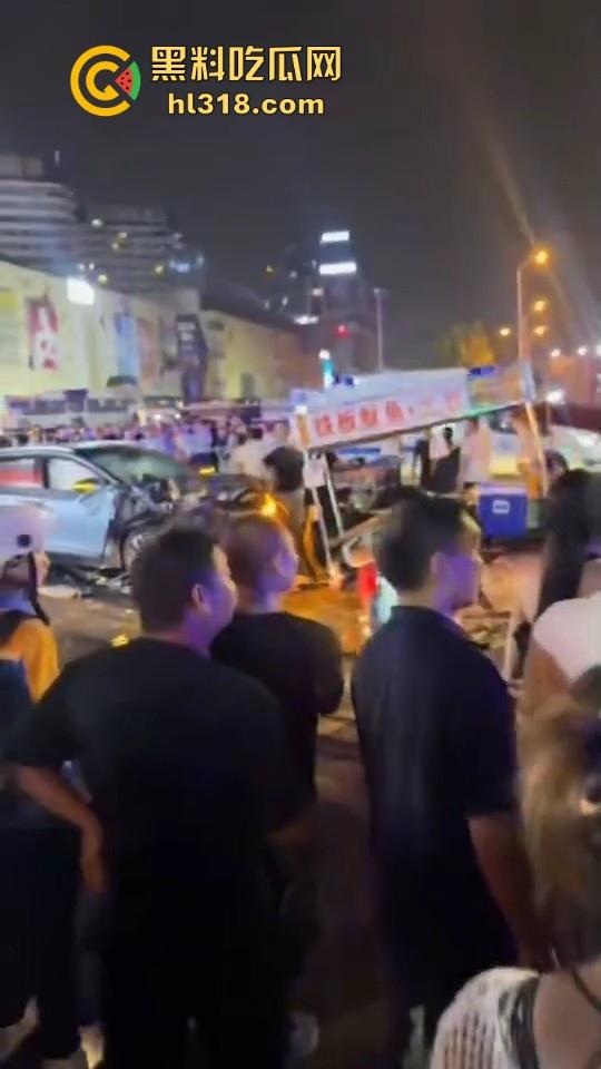成都双流交叉路口爆发严重交通事故，小轿车猛冲摆摊夜市人群，1死4伤，严重怀疑是报复社会的！  第3张