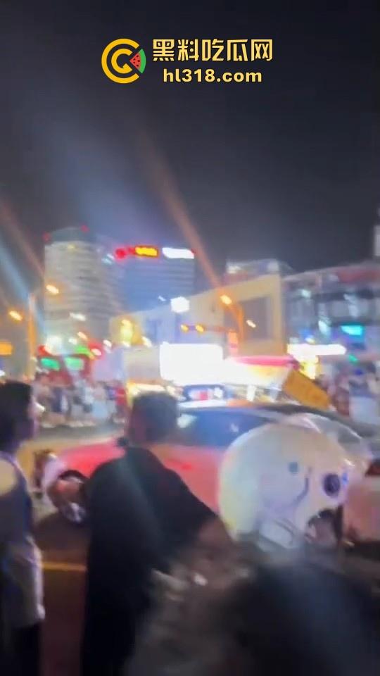 成都双流交叉路口爆发严重交通事故，小轿车猛冲摆摊夜市人群，1死4伤，严重怀疑是报复社会的！  第6张