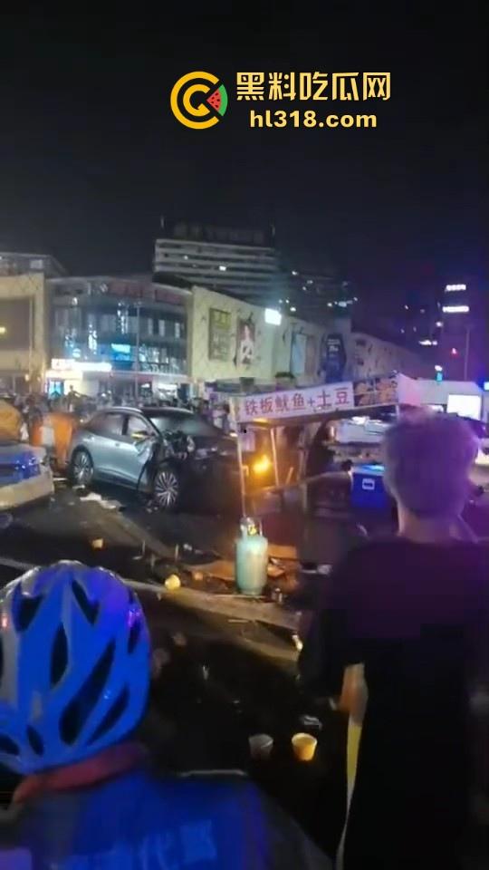成都双流交叉路口爆发严重交通事故，小轿车猛冲摆摊夜市人群，1死4伤，严重怀疑是报复社会的！  第7张