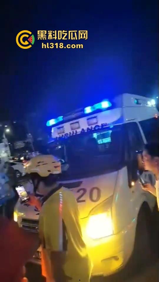 成都双流交叉路口爆发严重交通事故，小轿车猛冲摆摊夜市人群，1死4伤，严重怀疑是报复社会的！  第8张
