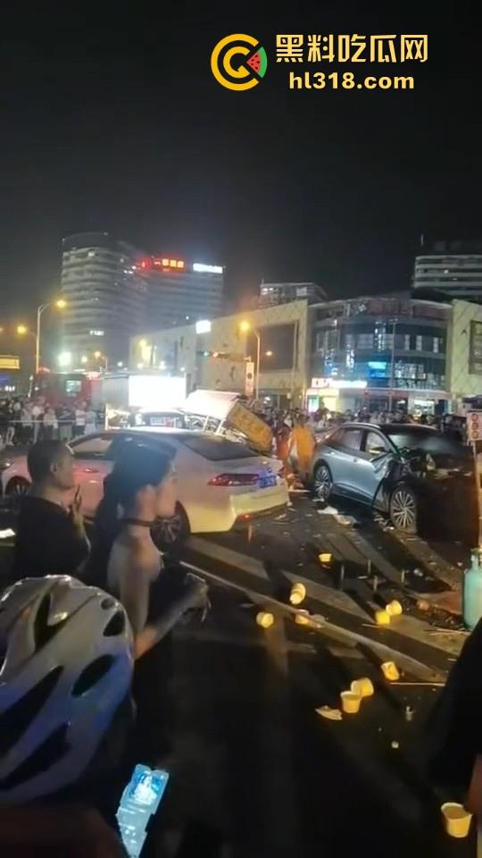成都双流交叉路口爆发严重交通事故，小轿车猛冲摆摊夜市人群，1死4伤，严重怀疑是报复社会的！  第9张