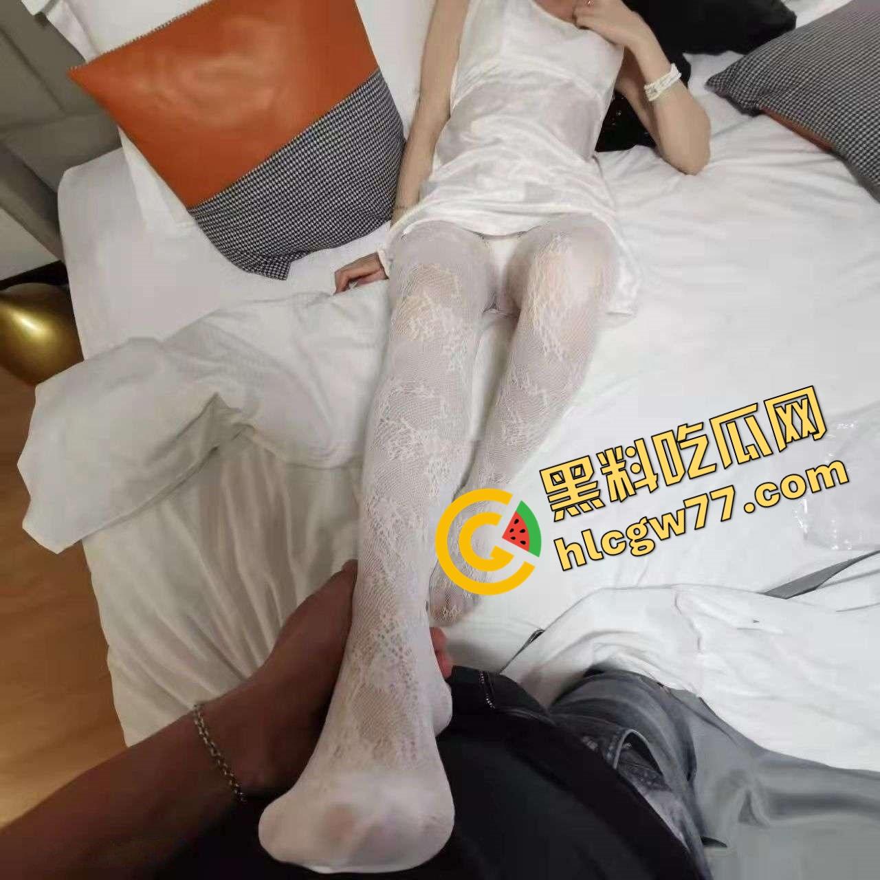 湖北二本院校女大学生【刘雪】表面乖乖女，私下白丝制服掰逼自拍，骚穴毛多唇歪，反差母狗本狗！  第5张