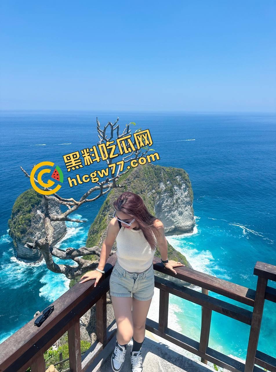 湖北二本院校女大学生【刘雪】表面乖乖女，私下白丝制服掰逼自拍，骚穴毛多唇歪，反差母狗本狗！  第7张