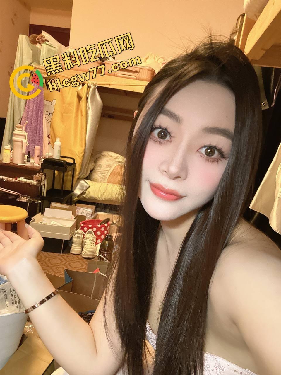 湖北二本院校女大学生【刘雪】表面乖乖女，私下白丝制服掰逼自拍，骚穴毛多唇歪，反差母狗本狗！  第8张