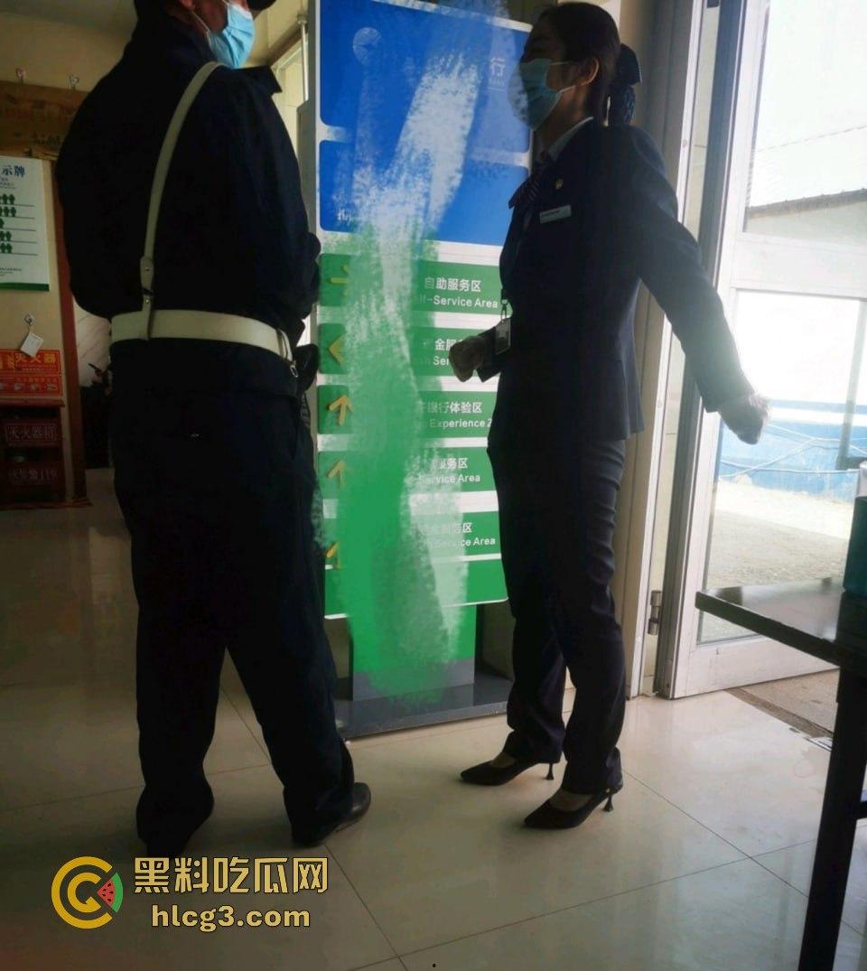 牛B大叔假装大客户，银行美女经理被套路至酒店，原来‘谈业务’只是为了‘免费服务’！  第8张