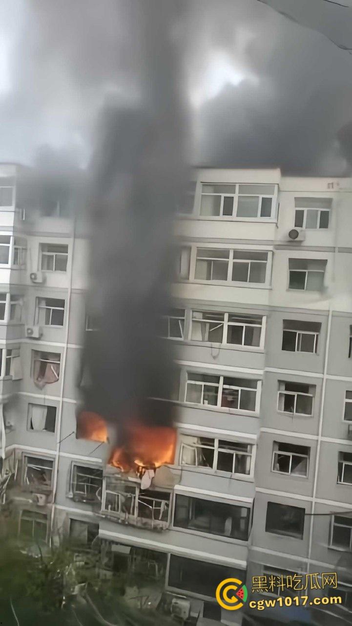 河北张家口钢鑫小区，突发惊天爆炸疑似燃气泄漏，爆炸冲击波震碎周边窗户玻璃，楼体墙面崩裂变形！  第2张