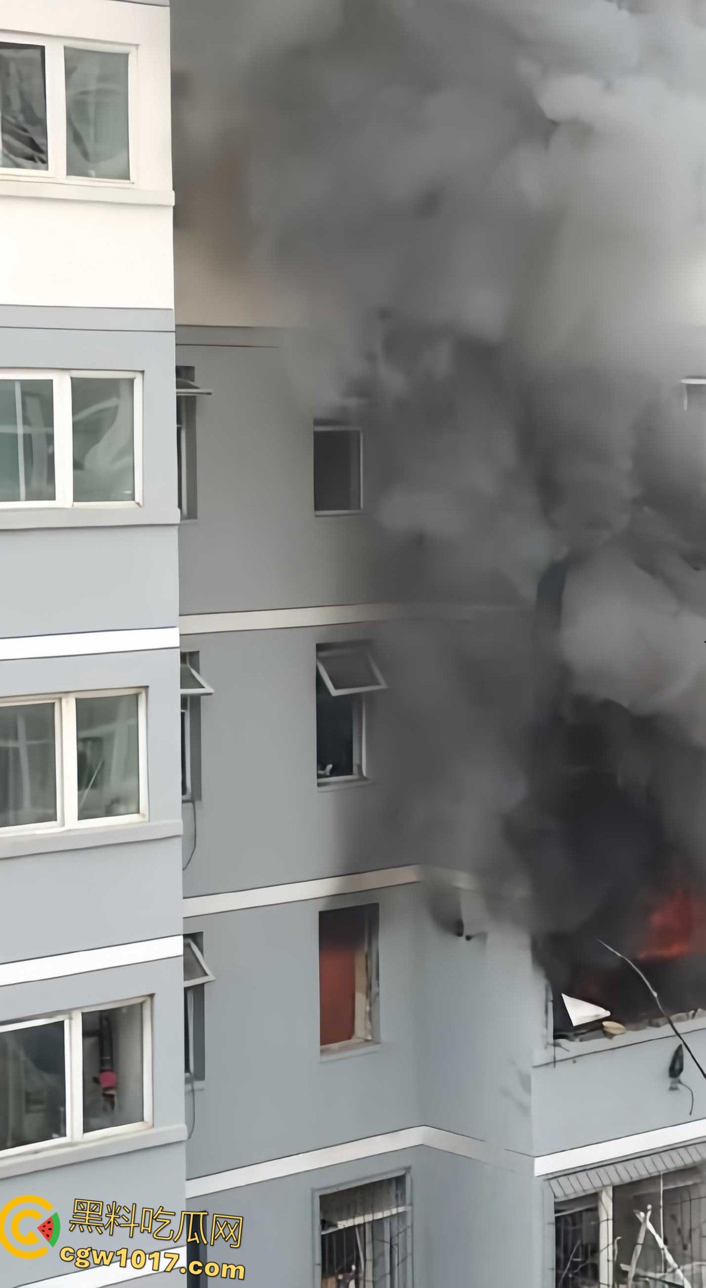 河北张家口钢鑫小区，突发惊天爆炸疑似燃气泄漏，爆炸冲击波震碎周边窗户玻璃，楼体墙面崩裂变形！  第3张