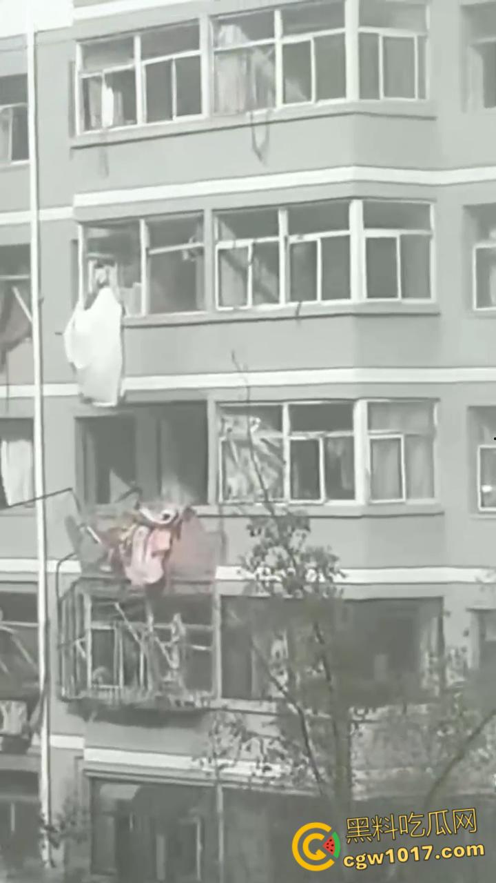 河北张家口钢鑫小区，突发惊天爆炸疑似燃气泄漏，爆炸冲击波震碎周边窗户玻璃，楼体墙面崩裂变形！  第5张