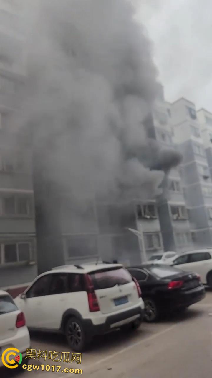 河北张家口钢鑫小区，突发惊天爆炸疑似燃气泄漏，爆炸冲击波震碎周边窗户玻璃，楼体墙面崩裂变形！  第6张