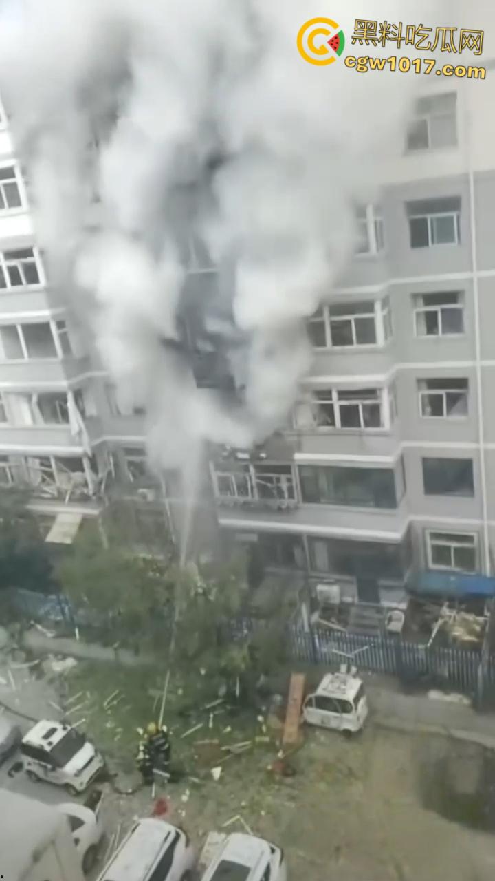 河北张家口钢鑫小区，突发惊天爆炸疑似燃气泄漏，爆炸冲击波震碎周边窗户玻璃，楼体墙面崩裂变形！  第7张