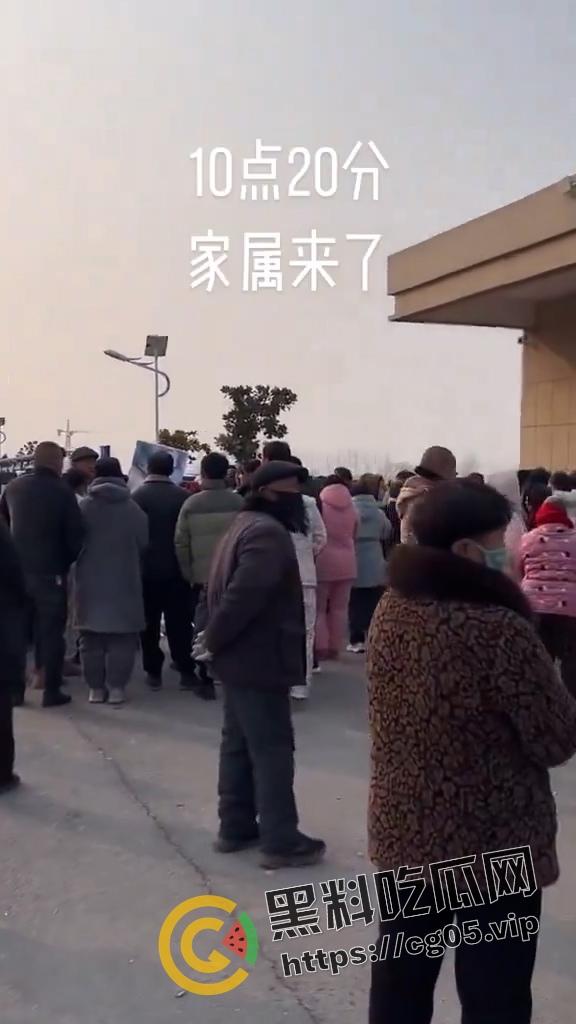 抖音千万热度！河南宁陵县学生校内跳楼自杀案件 家长和民众不满官方说法 在学校门口大批聚集抗议  第12张