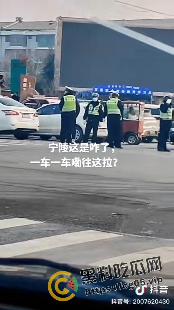 抖音千万热度！河南宁陵县学生校内跳楼自杀案件 家长和民众不满官方说法 在学校门口大批聚集抗议  第13张