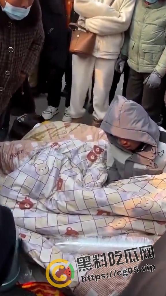 抖音千万热度！河南宁陵县学生校内跳楼自杀案件 家长和民众不满官方说法 在学校门口大批聚集抗议  第14张