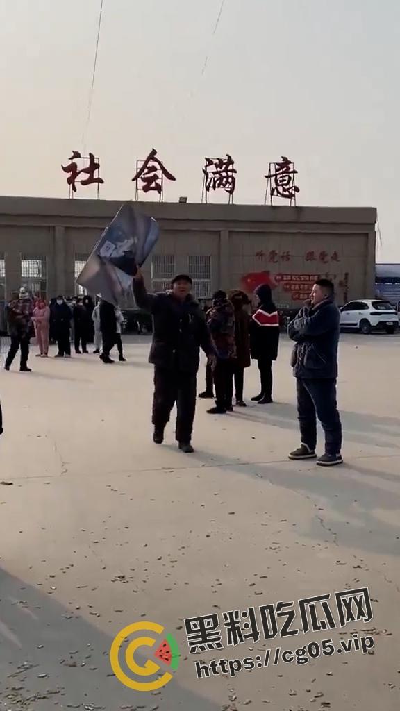 抖音千万热度！河南宁陵县学生校内跳楼自杀案件 家长和民众不满官方说法 在学校门口大批聚集抗议  第15张