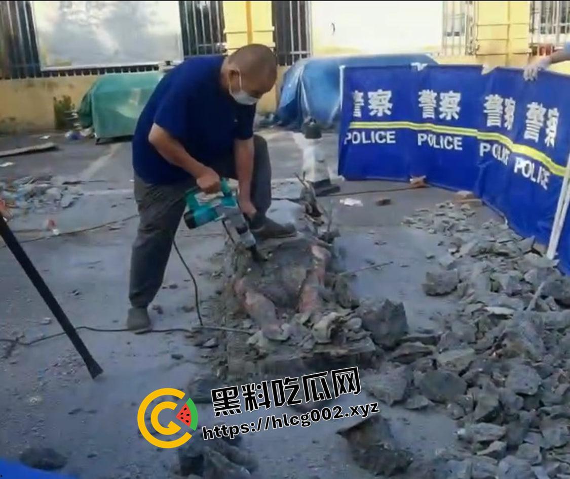 成都凯宾酒店打人柱  活生生打在水泥柱里 死不瞑目的残忍 现场视频流出 第2张