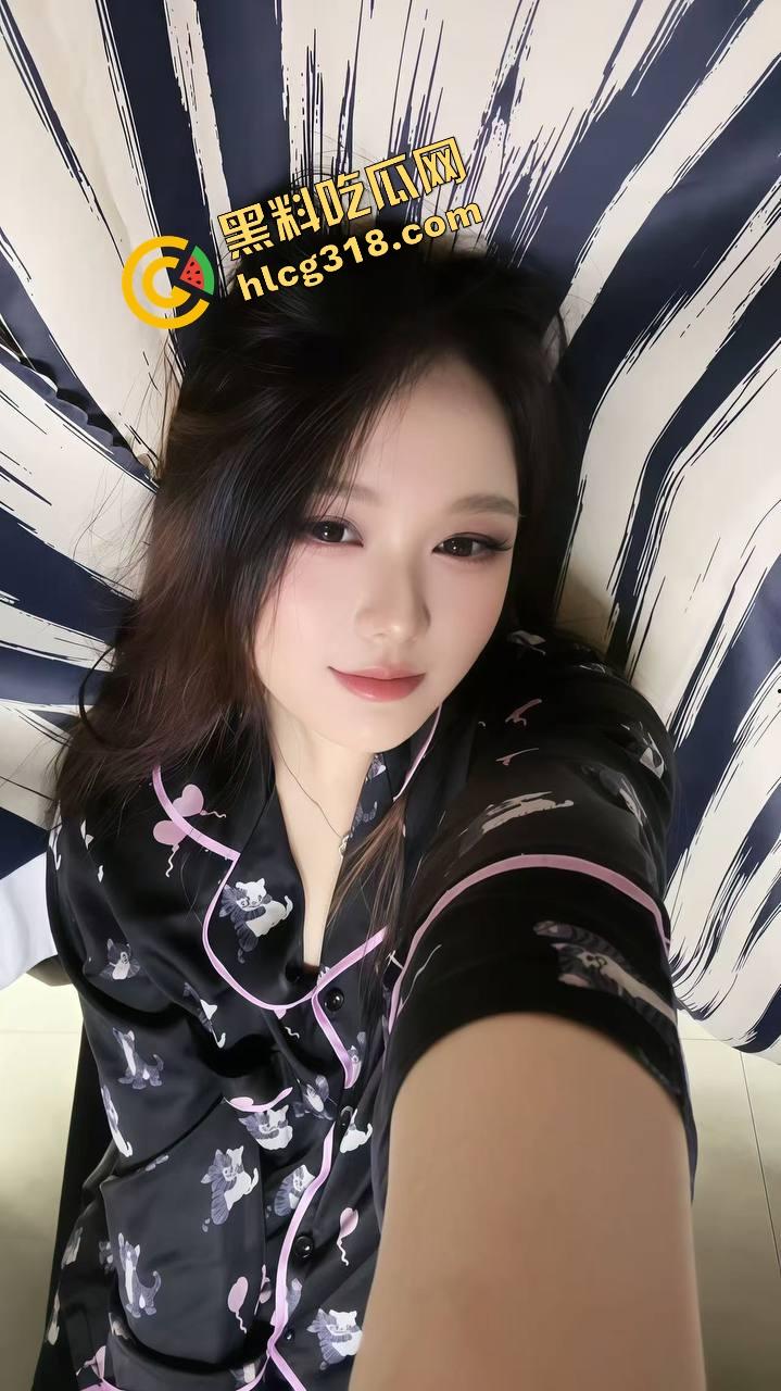 谁能想到吃个瓦匠烤鱼都能碰到厕所操逼，外面收瓶子里面打桩啪啪声盖过店里音乐，骚货一声不吭！  第4张